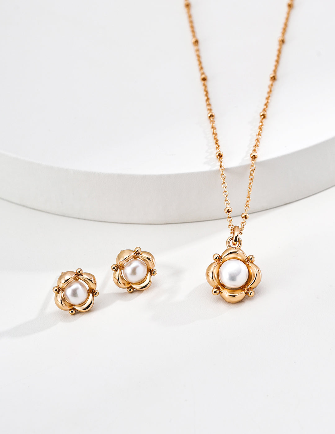 Dainty Pearl Flower Necklace